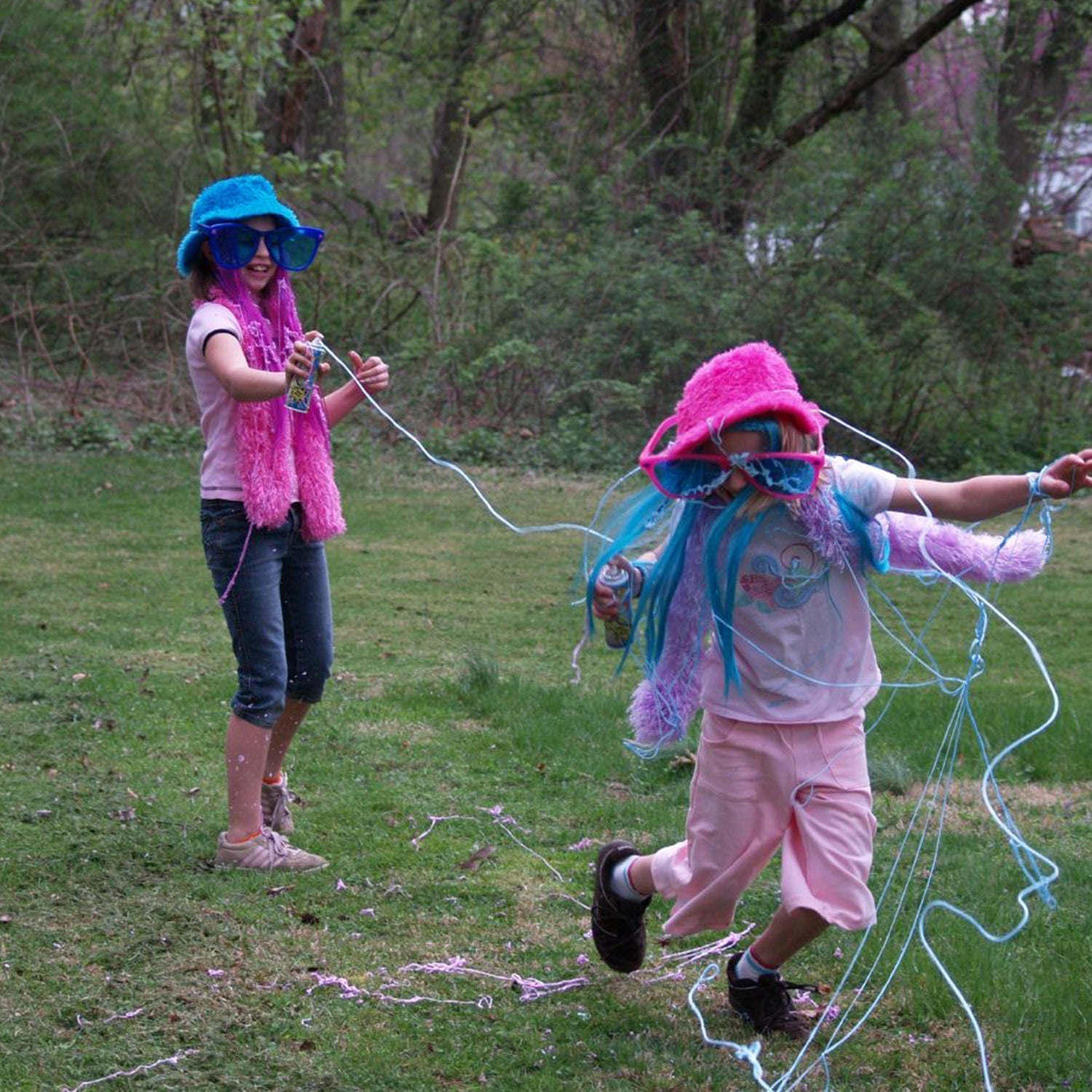 8082 Party Crazy Ribbon Spray used while doing parties and get-together celebrations and can be used by all kinds of people.