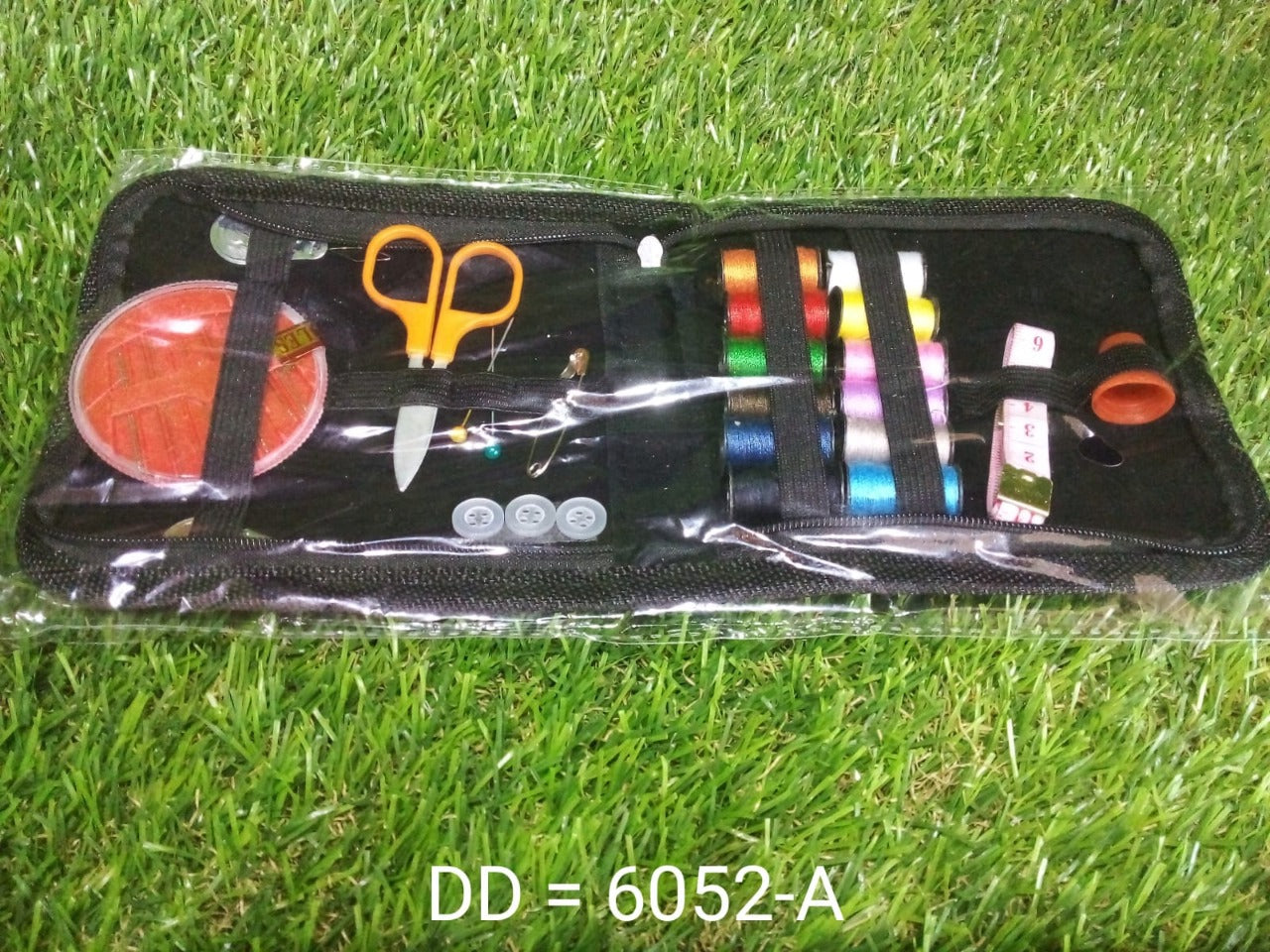 6052A 33Pc Purse Sewing Set For Carrying Various Sewing Items And Stuffs In It.