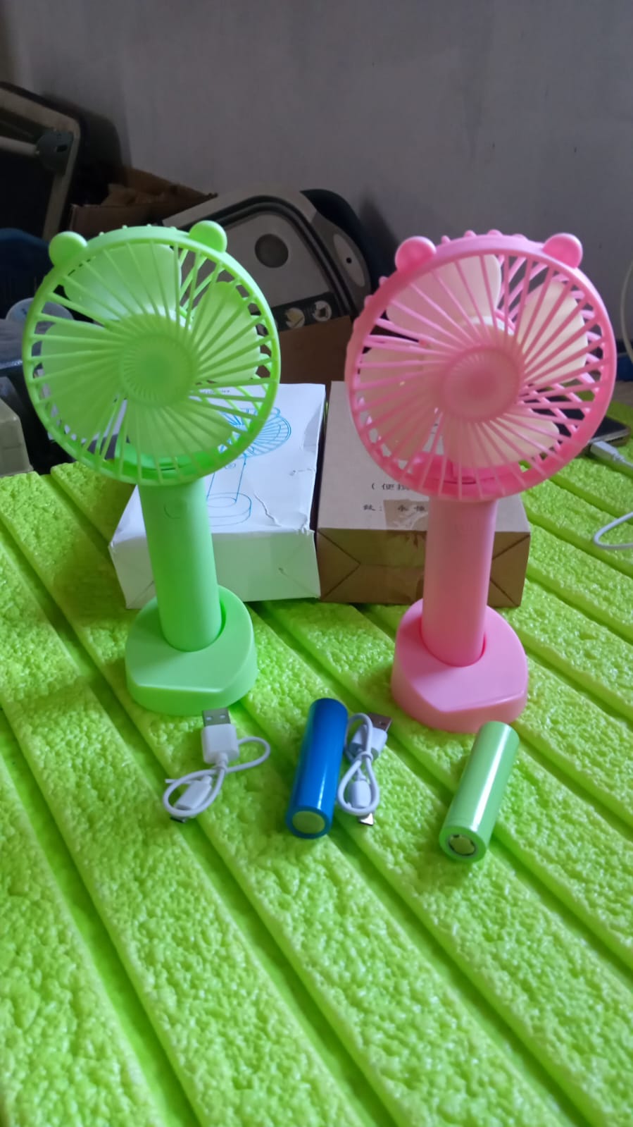 4813 PORTABLE CLASSIC HAND FAN TABLE FAN 3 STEP SPEED SETTING FAN PERSONAL DESK FAN SUITABLE FOR OFFICE , SCHOOL & HOME USE (battery not included)